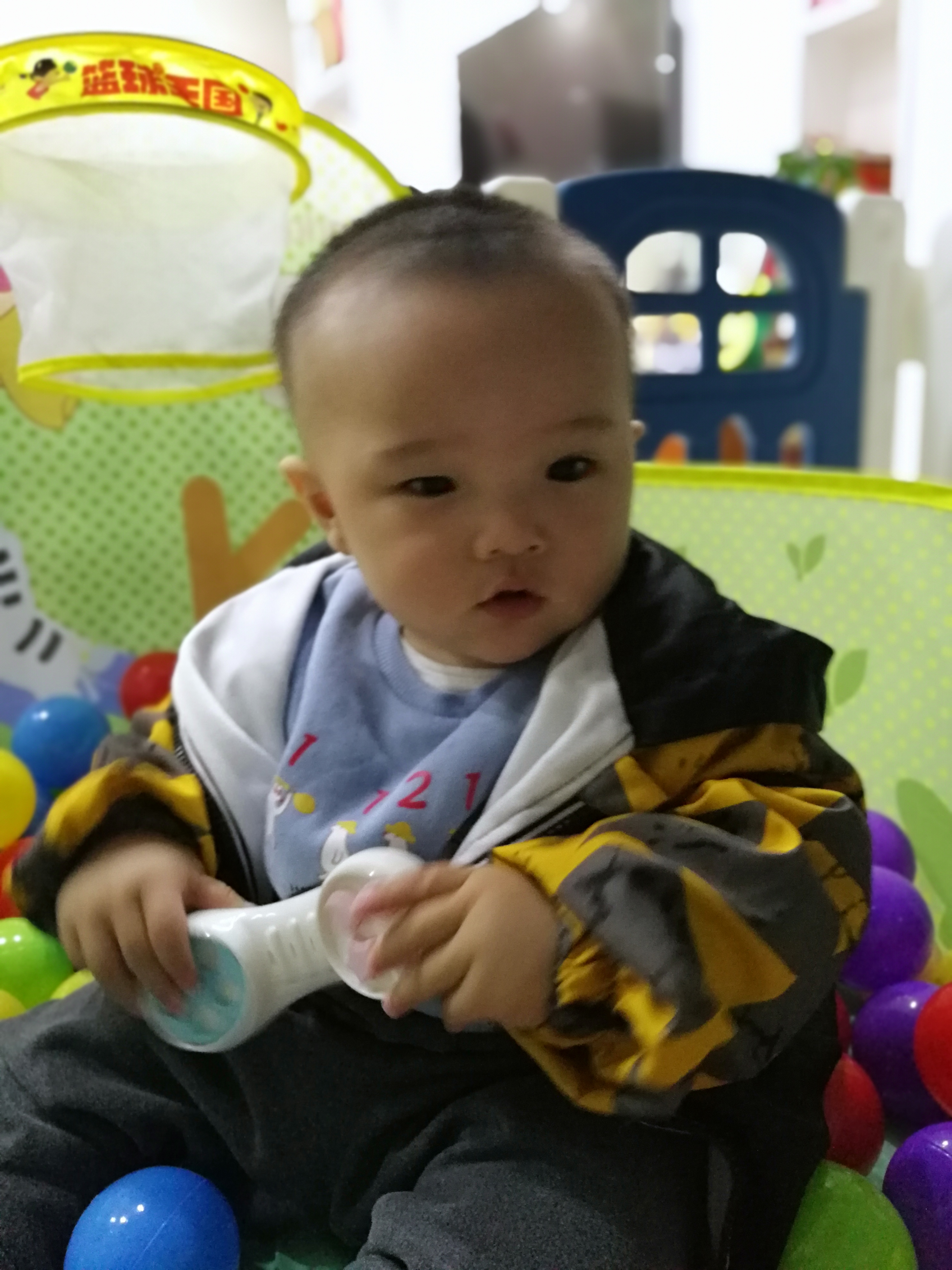 婴幼儿爱抓人怎么办,一周岁宝宝会抓人怎么正确引导