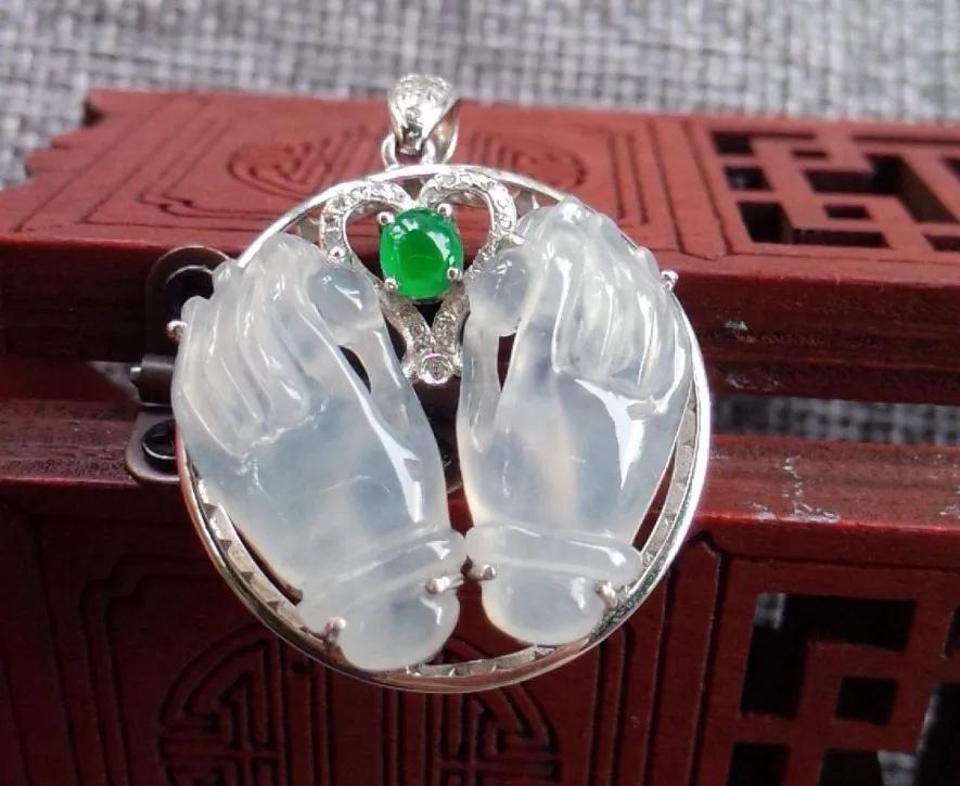 被誉为“福气之手”的翡翠佛手有啥款式？翡翠佛手适合哪些人戴？