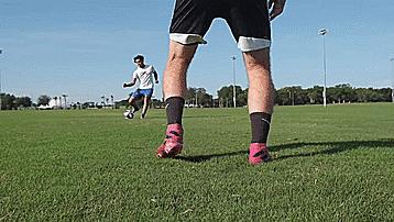 初学者足球点球技巧,五个初学者必会的足球基本技巧