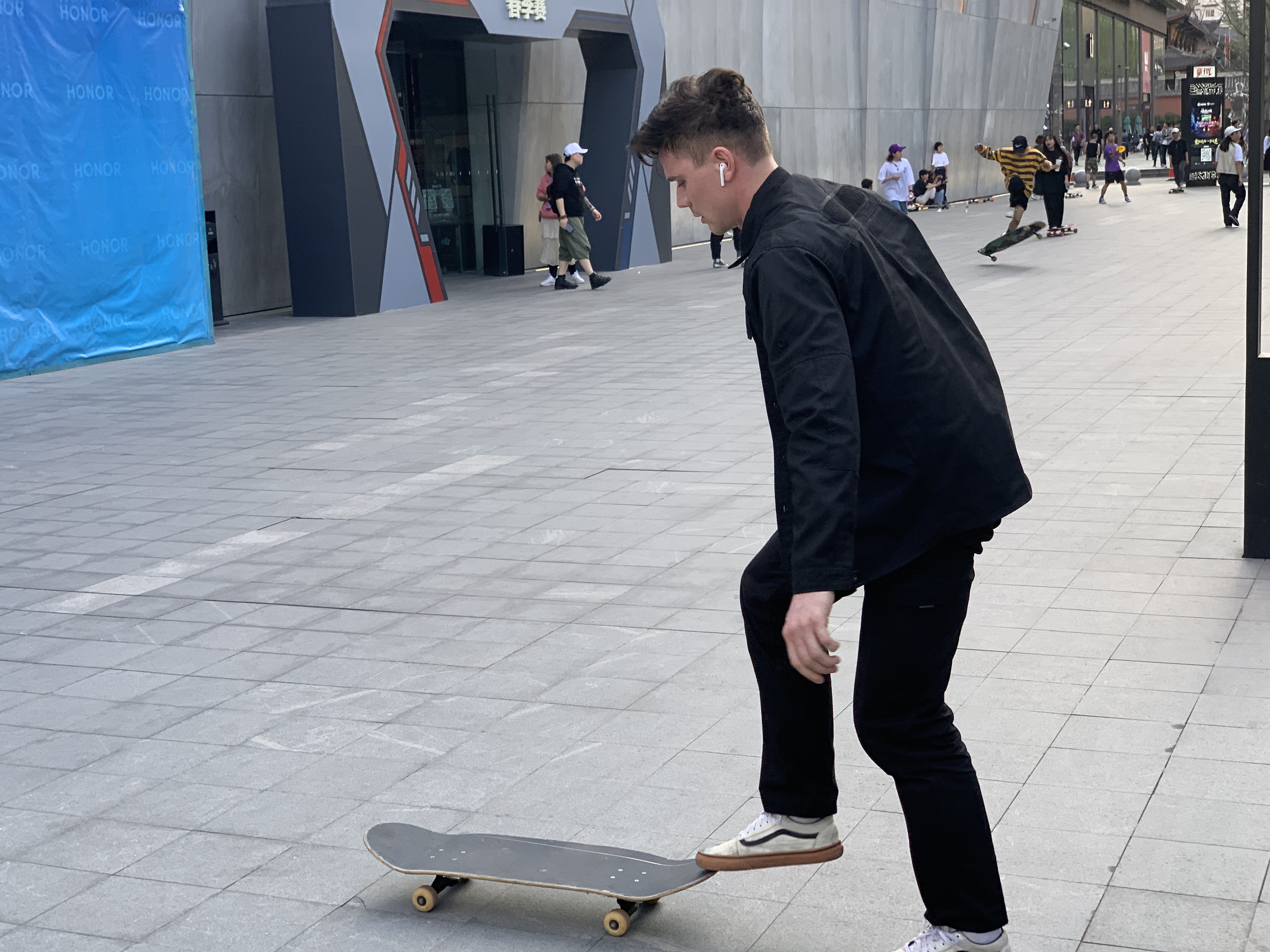太古里滑板小哥,滑板男孩太古里