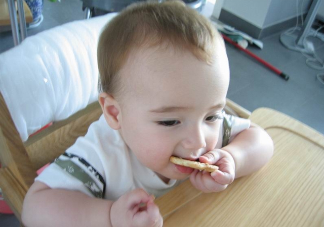 宝宝长牙齿流口水怎么办,宝宝牙齿流口水过敏怎么办