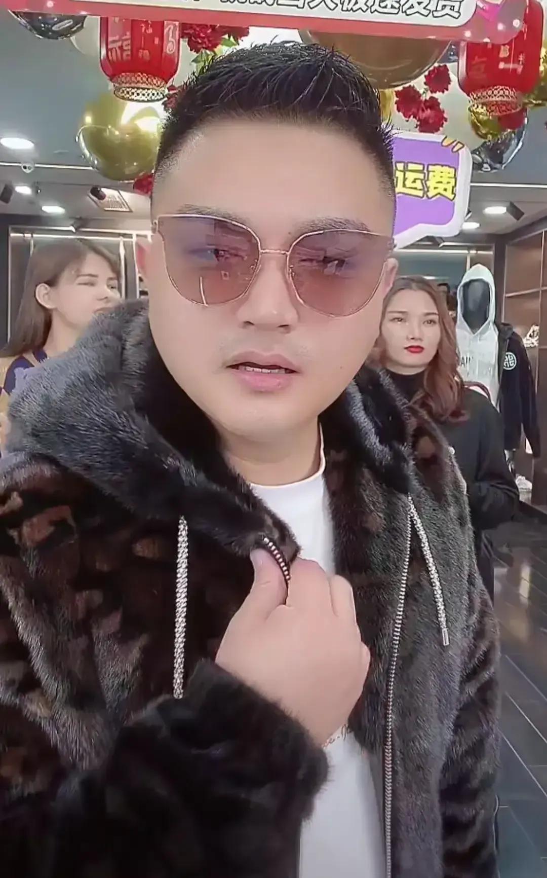 KS电商直播间出现卖近10万一件的大衣