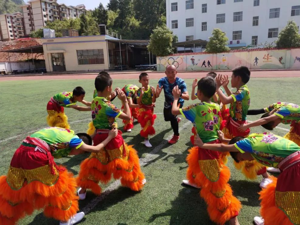 越秀|扶贫路上的越秀人,体育名师周活新:用爱与责任,在粤黔两地搭一座桥