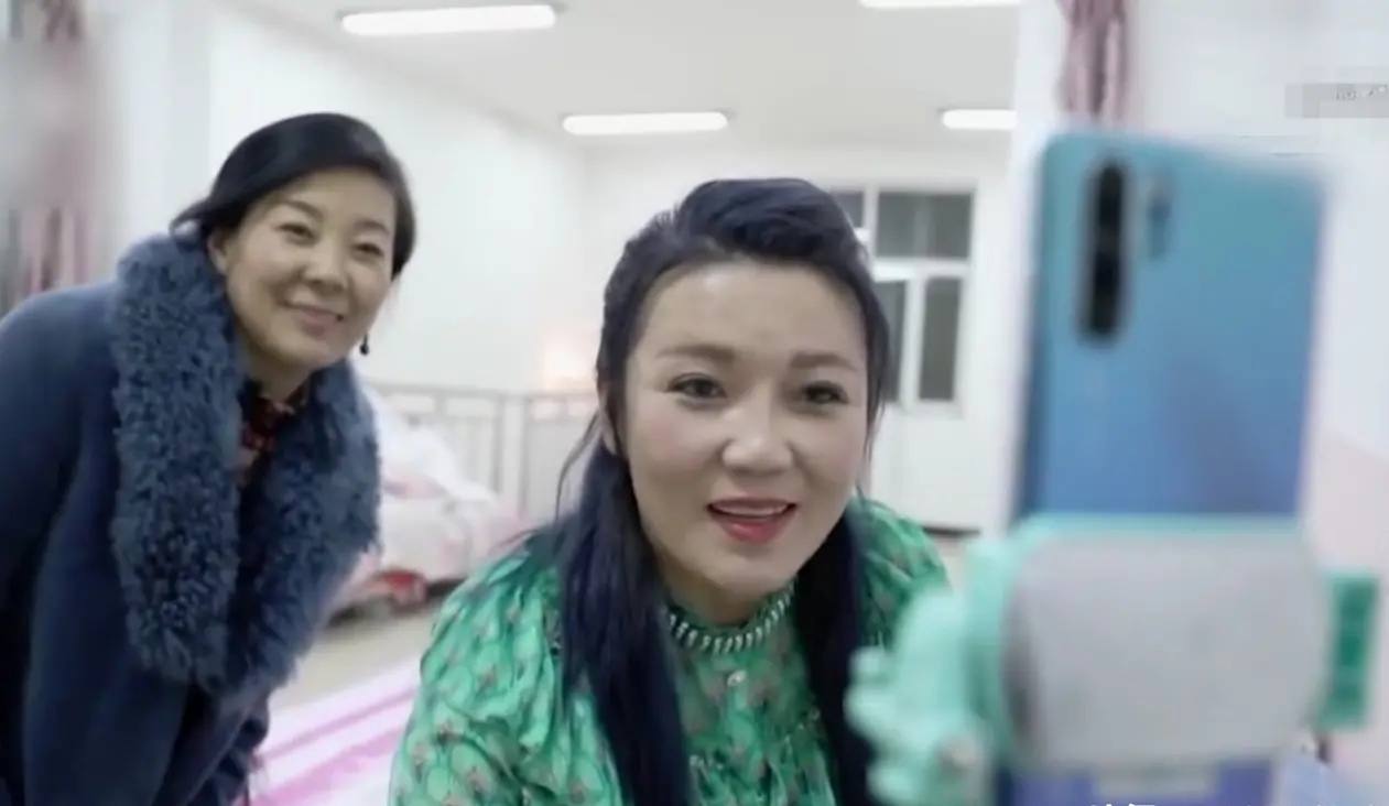 东北女子带娃开重卡替前夫还债,东北女欠款50万开重卡被央视表扬