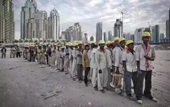 迪拜捡垃圾致富是真的吗,迪拜捡垃圾月入百万