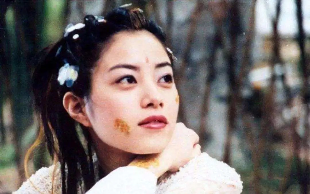 玉女歌手拒绝大佬*规则潜**背上巨额违约金！为还债走穴捞金无人识