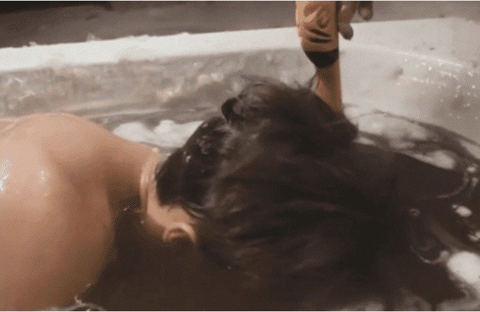 用502胶水泡澡原视频,小伙在502胶水里泡澡