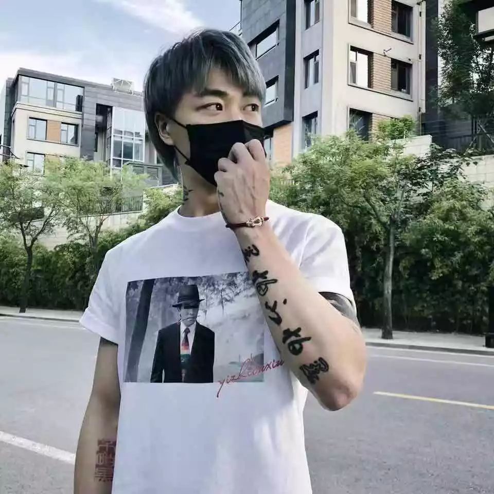 他是红花会的幕后“大管家”，音乐和生意做到了两开花