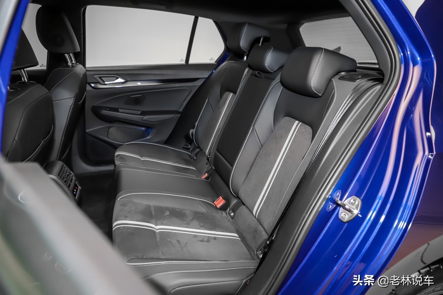 内饰沿袭老款车型设计,内饰变化
