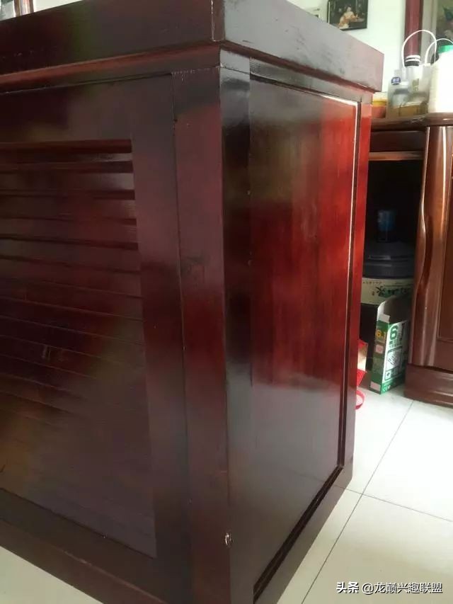 垃圾桶旁边的四方鱼缸，捡回去养了一缸金鱼，别说还挺不错