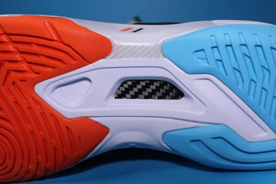 怎么挑选适合自己的羽毛球鞋,羽毛球鞋怎么选新手入门必看