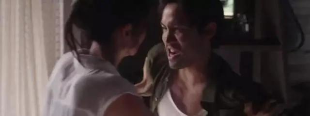 女子为艺术献身全裸出镜,身材火热