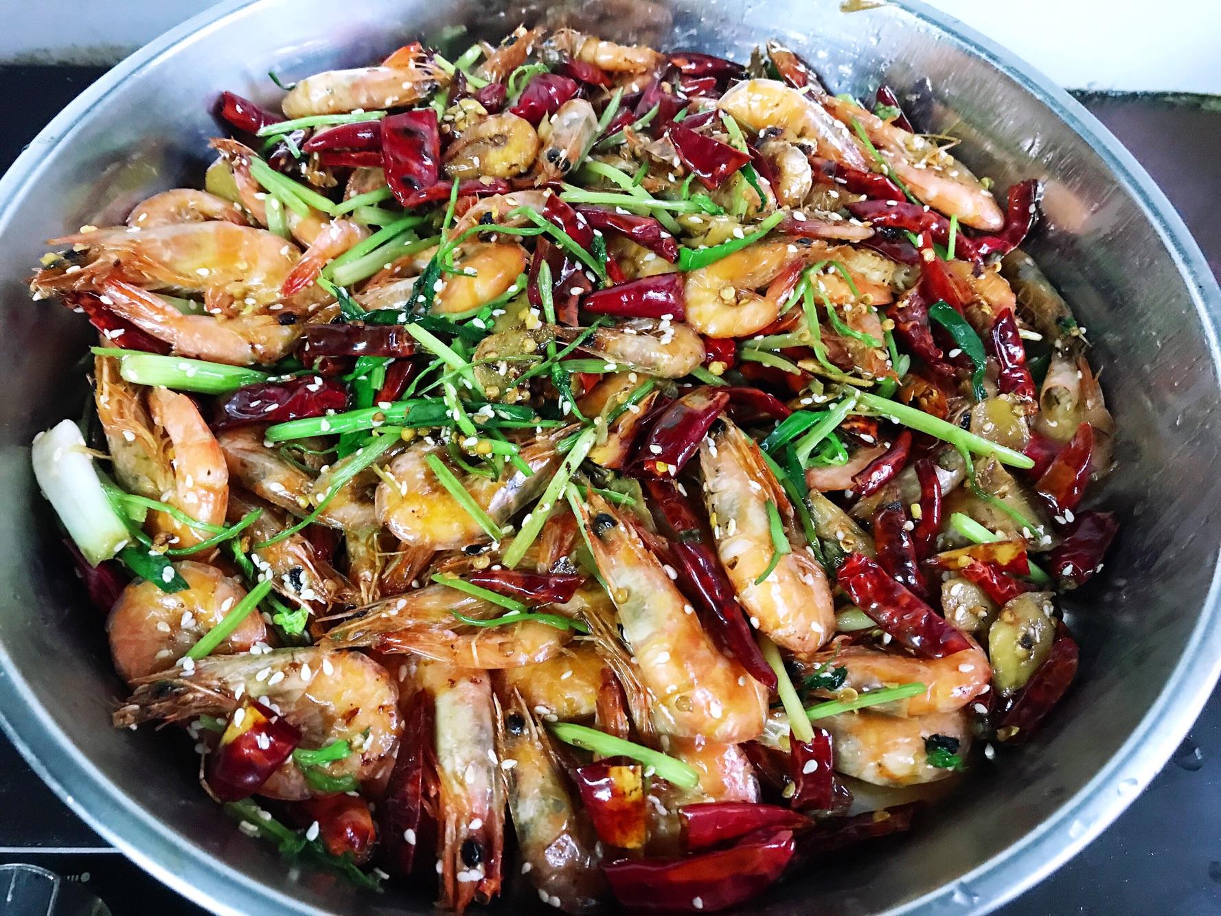 干锅芹菜香辣虾的做法,干锅虾里面的配菜芹菜怎么做