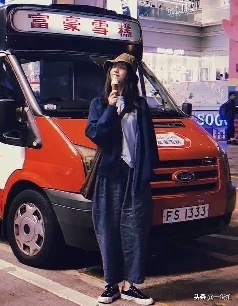 倪妮旅拍布袋垮裤好接地气,带货女王的魅力“眼神杀”无懈可击!