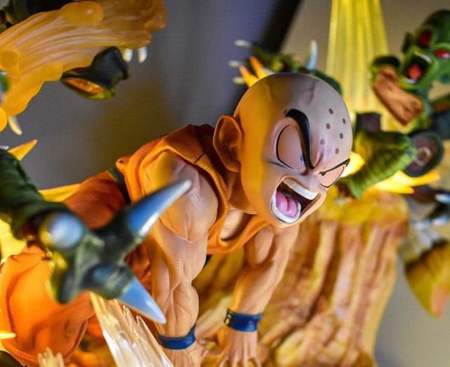 小哥展示龙珠手办，栽培人堪称表情包，背后1排赛亚人是什么意思