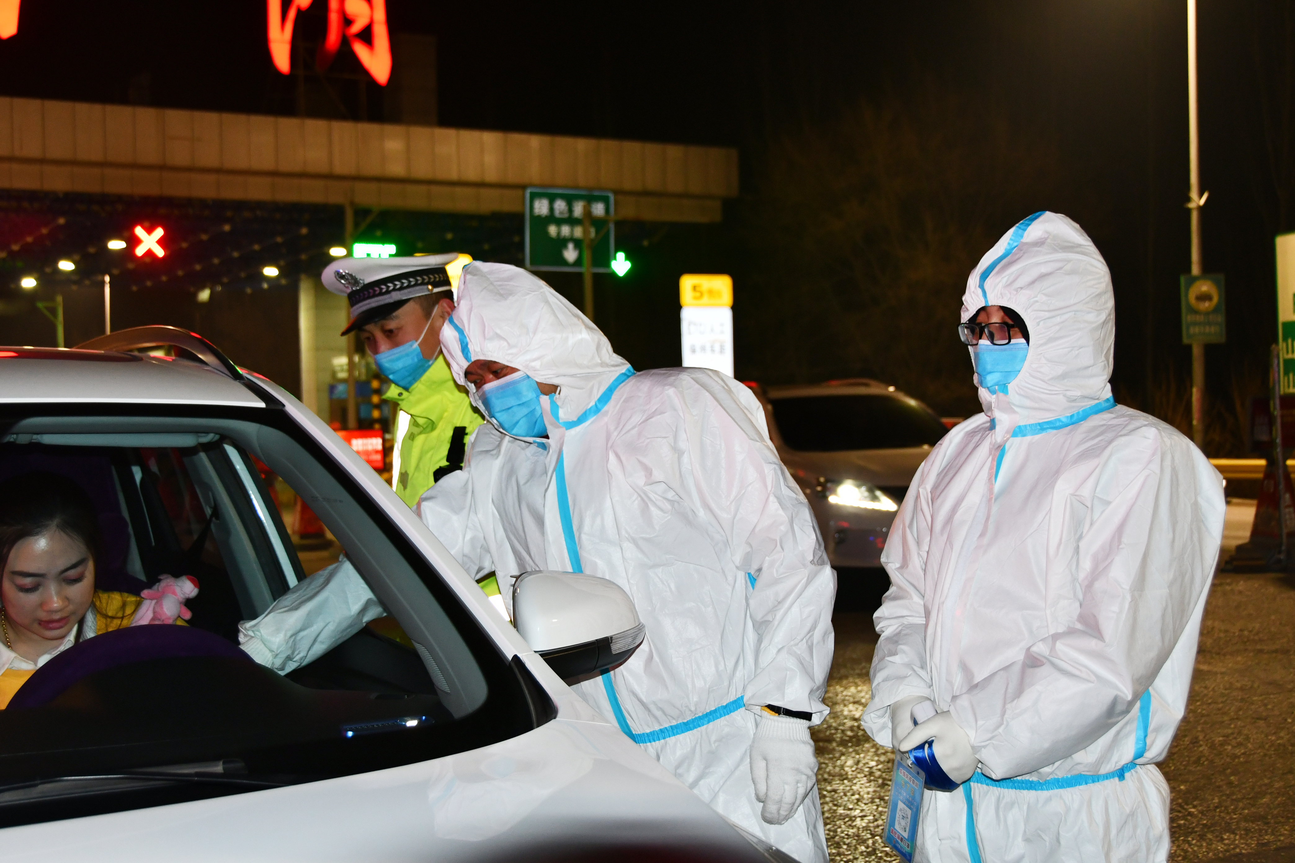 1月24日晚的山阴高速路口，我拍到了这些“触目惊心”的照片