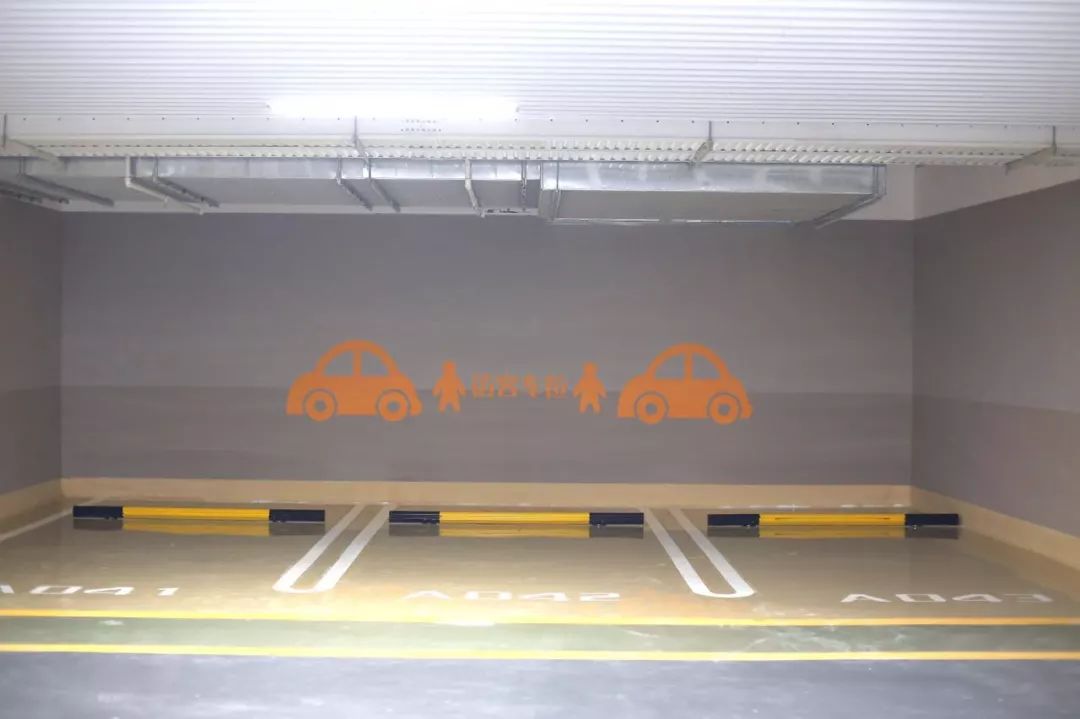 车库和车位哪个比较实用,车库靠墙的车位建议买吗