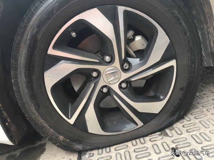 路上遇到轮胎没气怎么处理,小车前轮胎带碟刹怎么更换备胎