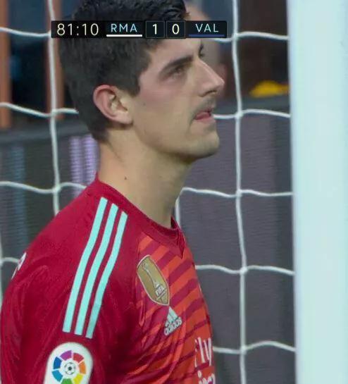 皇马对阵瓦伦西亚c罗被肘击,库尔图瓦c罗皇马