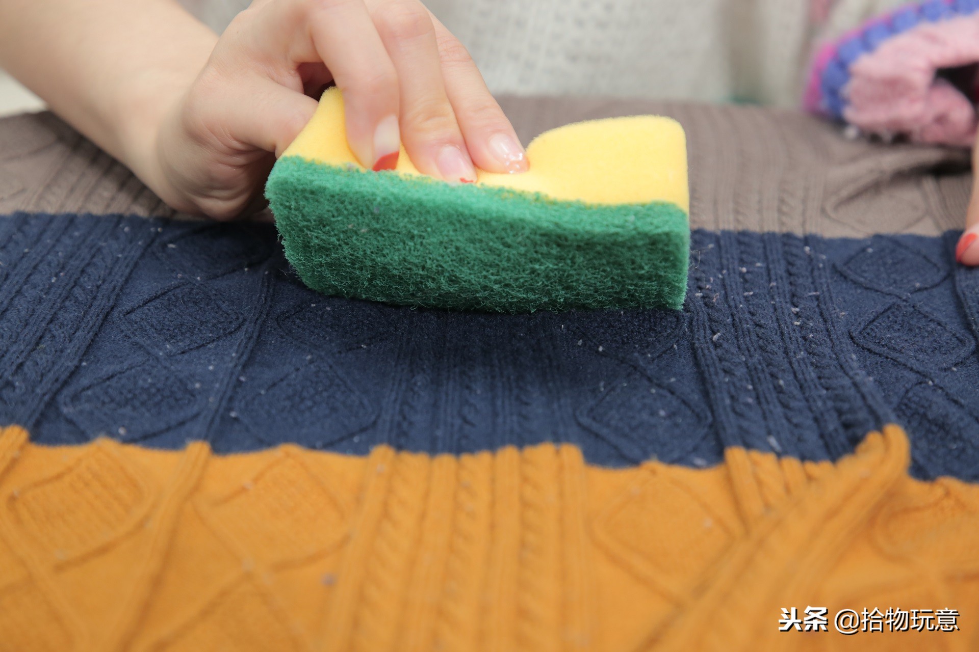 去毛衣上毛球最好的办法,没有粘毛器怎么处理毛衣上的毛球