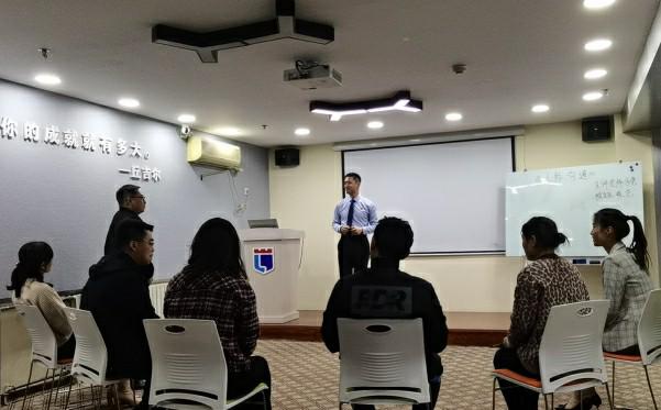 提升口才技巧培训现场,口才提升培训课程