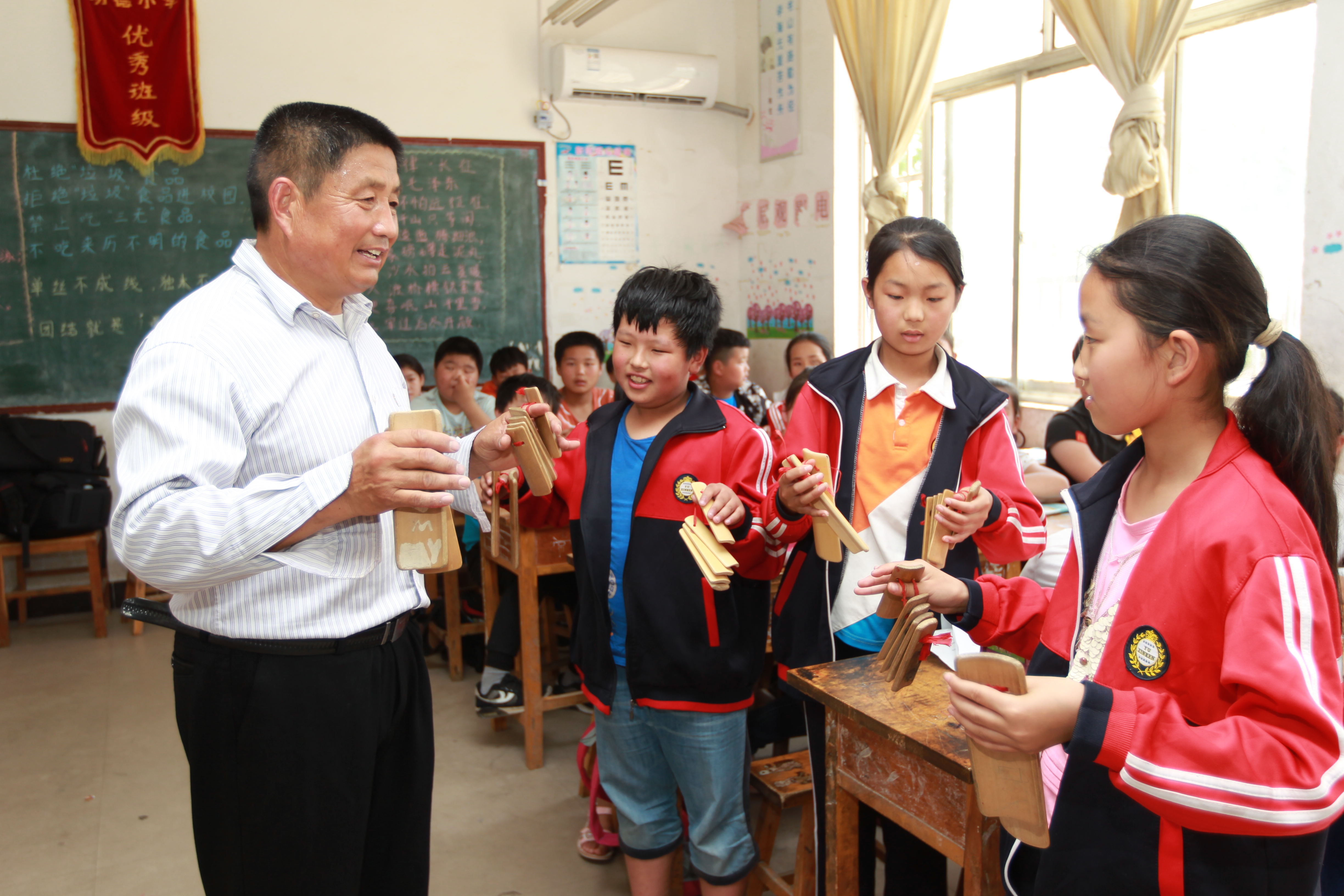 乡村教师李占成-----“快板教学法”让课堂活起来