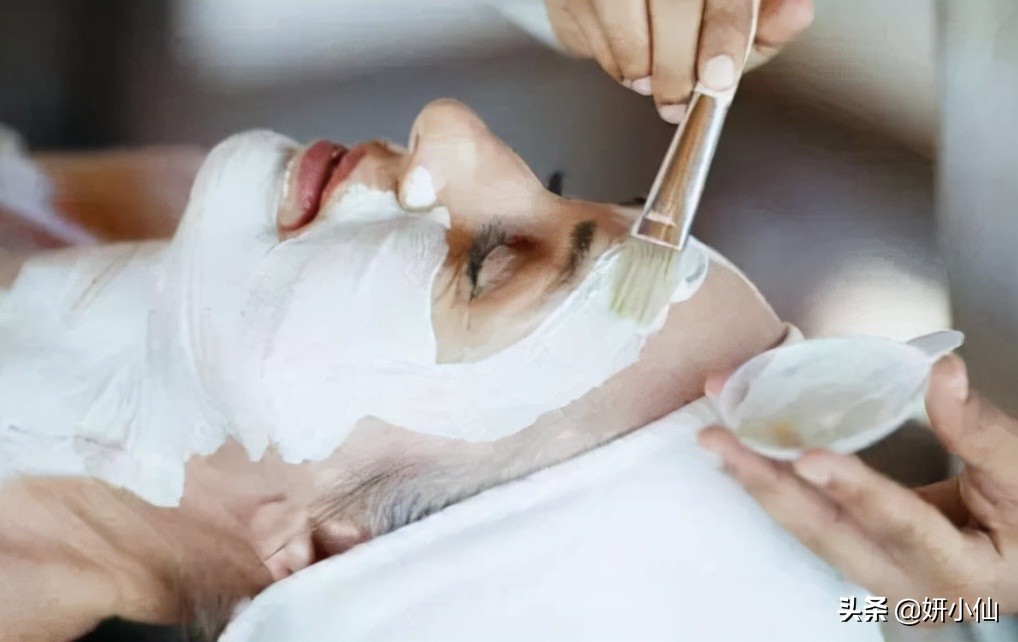 贴面膜后洗脸好还是不洗脸好,补水面膜用完后要涂面霜吗