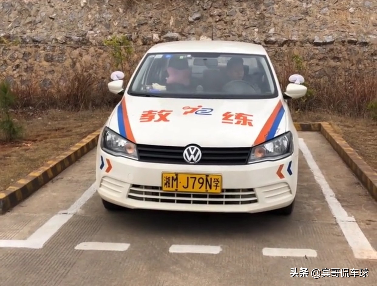 科目二倒车入库30公分最佳找点,科目二倒车入库30公分判断技巧