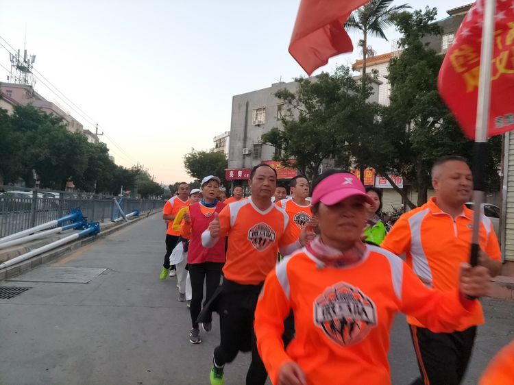 魅力深马，微马同行！六约微马助力深圳国际马拉松