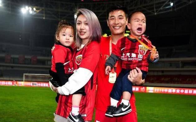 国足武磊照片,武磊上港全家福