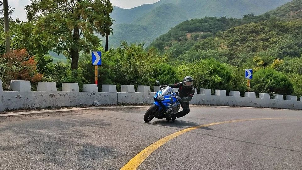 涓変釜楠戝＋鐨勭壒鎽勫墽,涓変釜楠戝＋