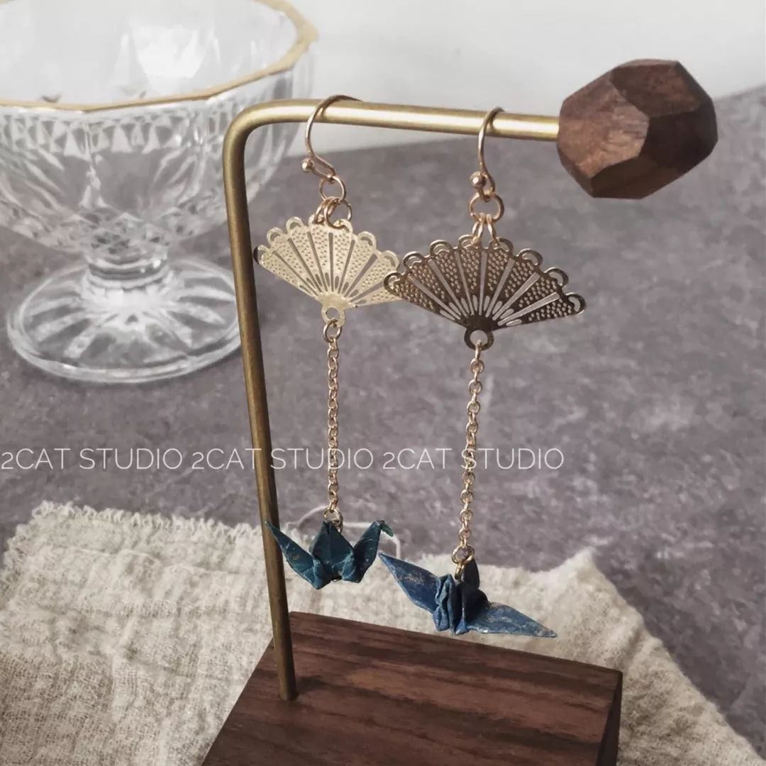 耳饰别致不对称,耳饰可爱黑白