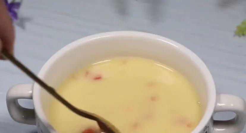 整个鸡蛋蒸蛋的正确做法,怎么样做蒸鸡蛋不是水蒸蛋