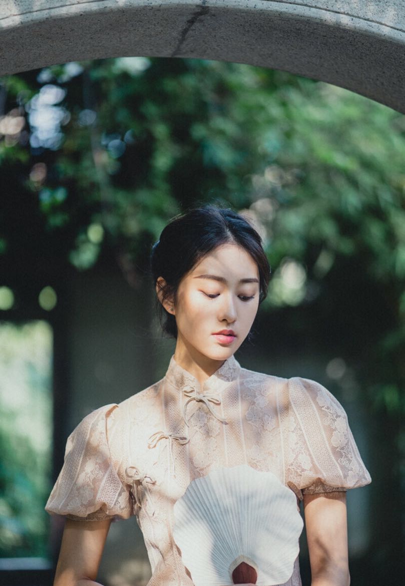 拍照姿势怎么摆拍出来好看,室内男生简约摆拍姿势