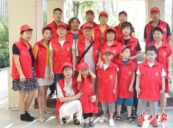 一家三代人志愿者,一家人都是志愿者