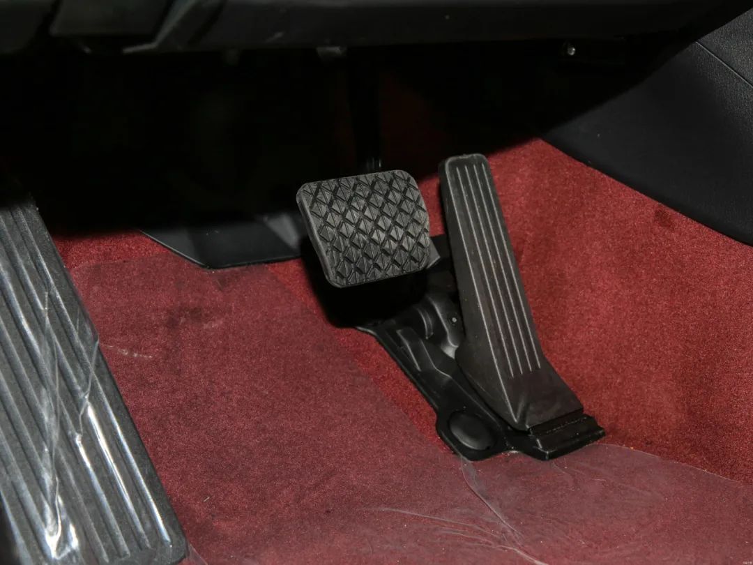 用车技巧你知道正确的驾驶坐姿吗,教您正确的驾驶坐姿