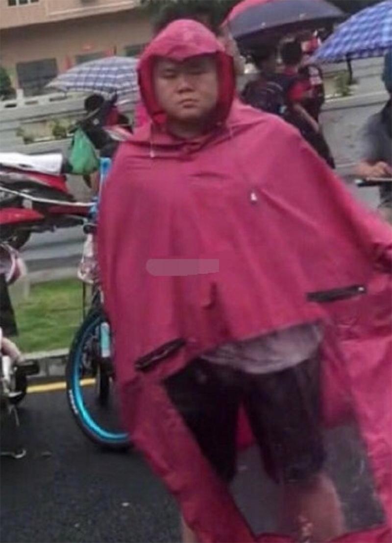 岳云鹏易烊千玺视频,王俊凯易烊千玺雨衣