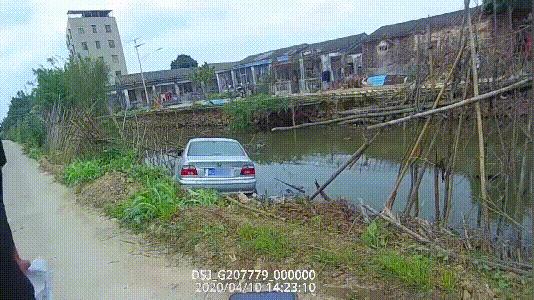 斗门老司机开宝马失误跌落鱼塘！河水灌入车内危在旦夕！急中生智“神”操作脱险！