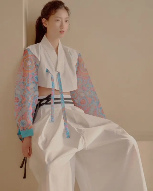 赌王四太穿衣什么牌子,赌王四太黄色连衣裙