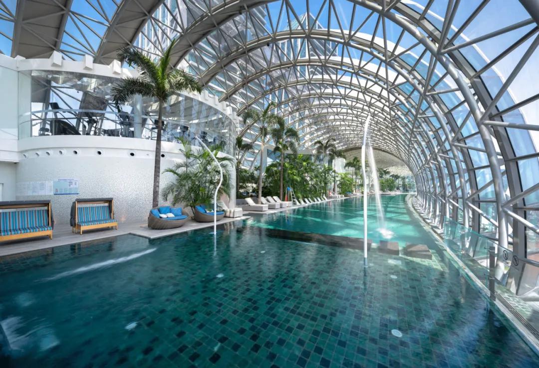 夏日泳池风景,夏日玩水胜地无边际泳池