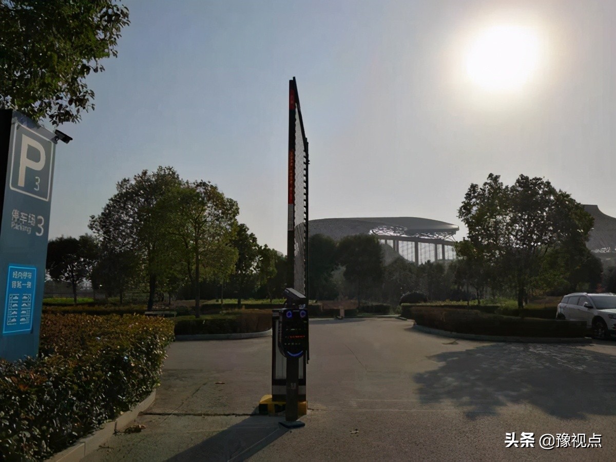 南阳体育场停车场收费吗,南阳体育场停车场