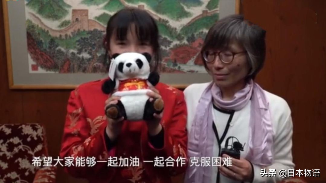 日本女孩鞠躬为中国募捐,日本女孩鞠躬为武汉募捐