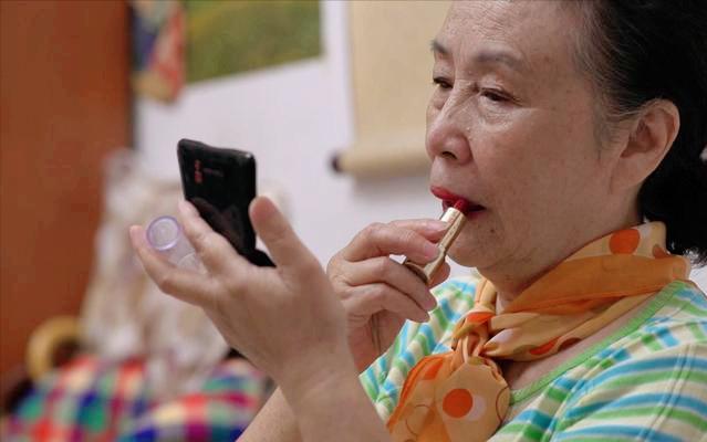 50多岁妇女嘴唇白是什么原因,中年女人的嘴唇是什么样