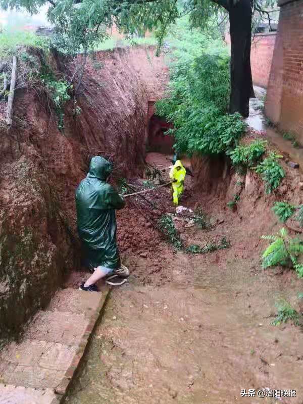 地坑院塌方村民被困，危急时刻，他们用铁锹挖出一条生命通道
