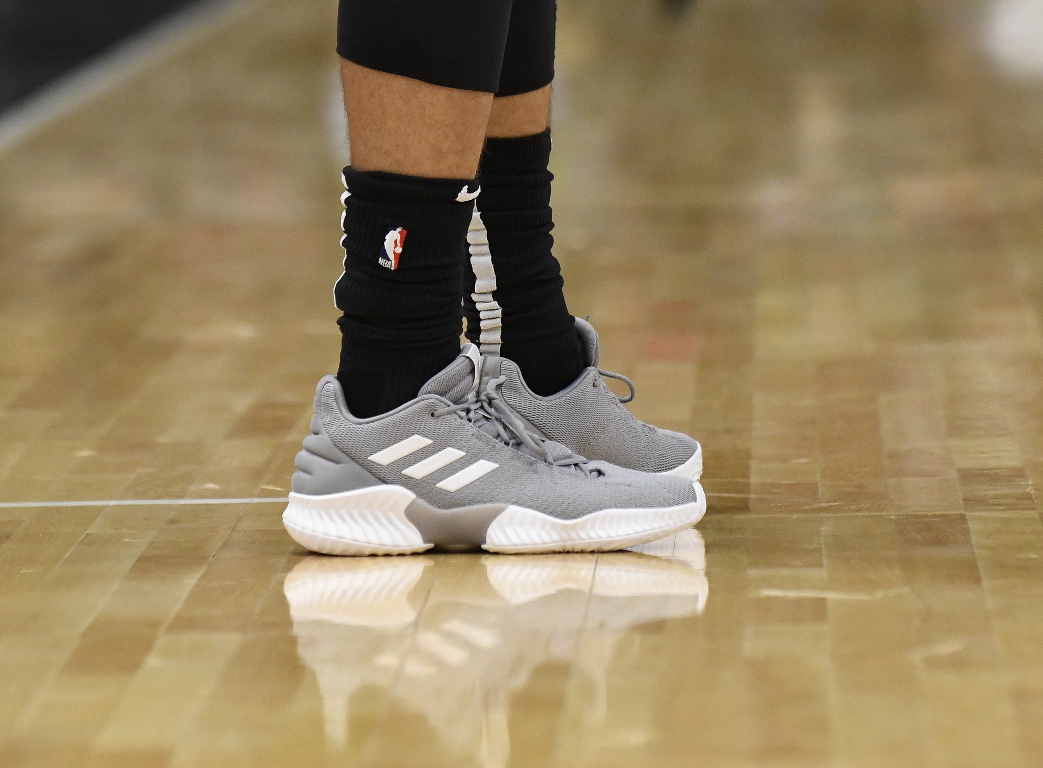 NBA今日球鞋精选：上脚两双联名款！火箭赢了，“鞋王”嗨了