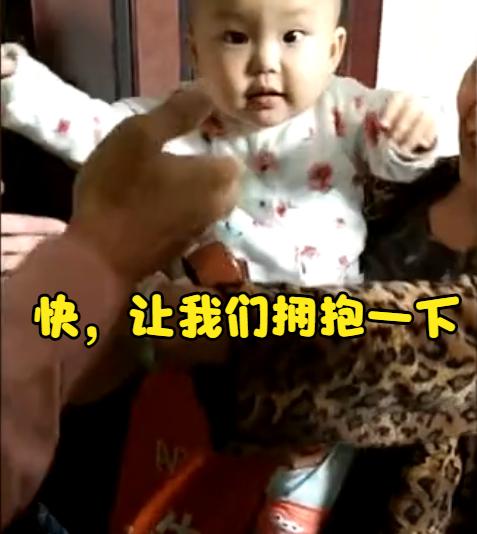 小孩看到很久没见的妈妈一秒变脸,一看到妈妈的脸宝宝就不再哭闹了