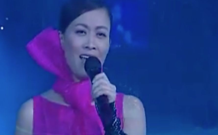 春晚时尚图鉴:热巴杨幂的红裙、王菲刷碗手套和董卿李思思的口红