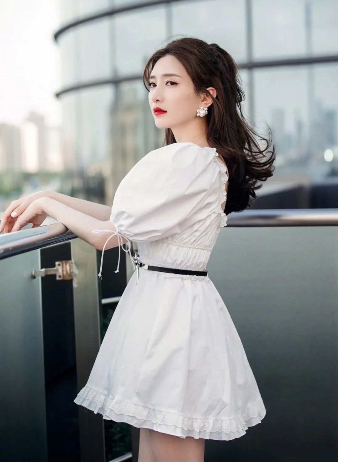 肩膀又宽又厚应该如何有效改善,肩膀又宽又厚的女生怎样穿衣搭配