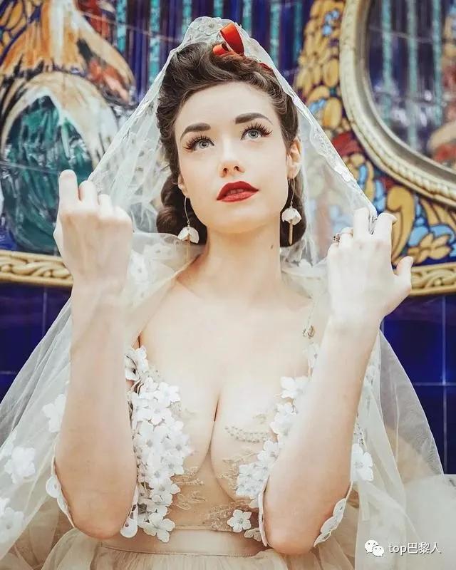 E*杯罩**,小蛮腰,复古装,这个法国小姑娘引发了一阵舔屏狂潮!