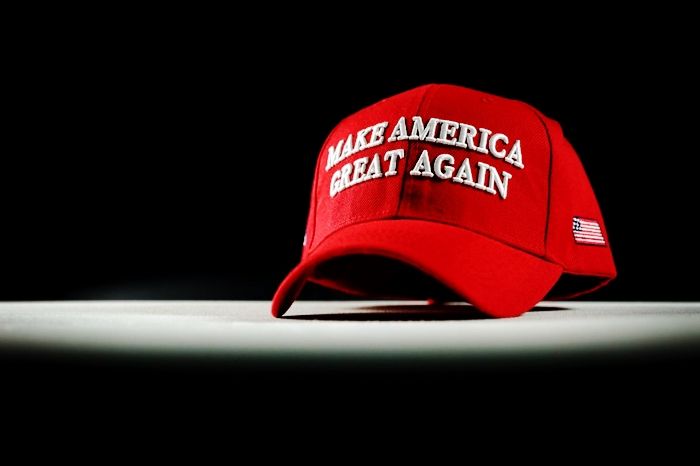 男孩二手市场买支持川普的帽子，戴上后深感自豪，结果遭同学群殴